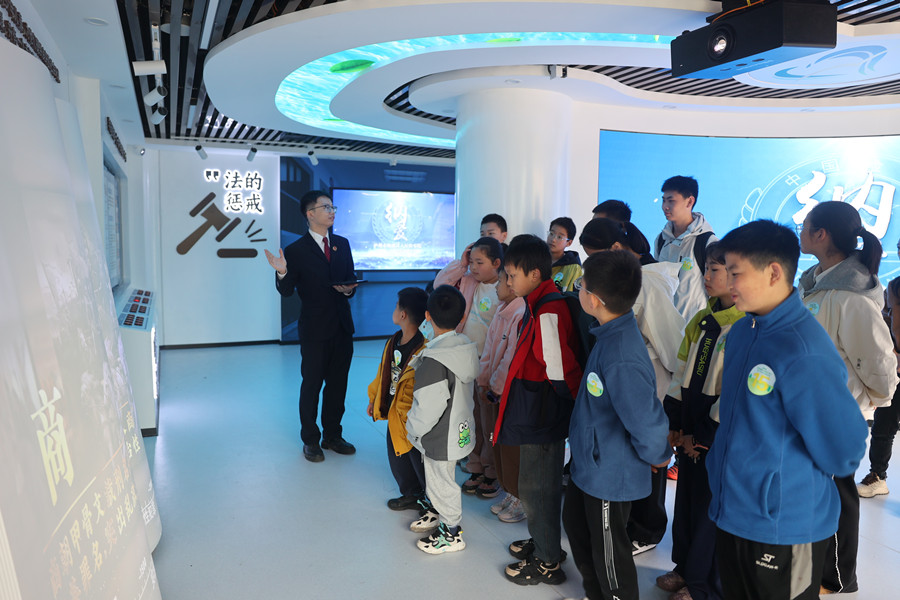 同学们走进“纳爱”基地参观学习