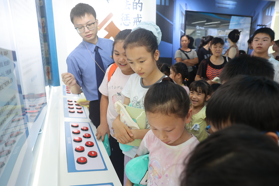 同学们在“纳爱”基地参观学习